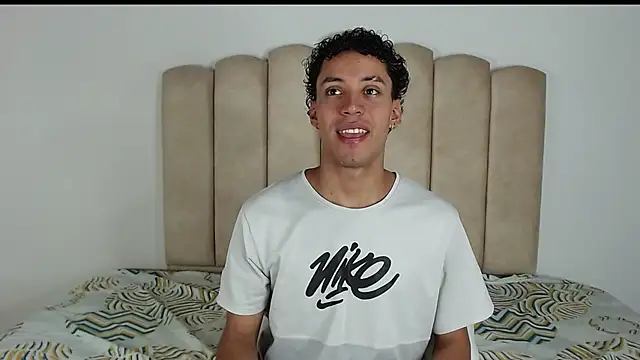 Snapshot of aroncooper1 chatting on 10/29/25, 05:10 aroncooper1 online show from 10/29/25, 05:10