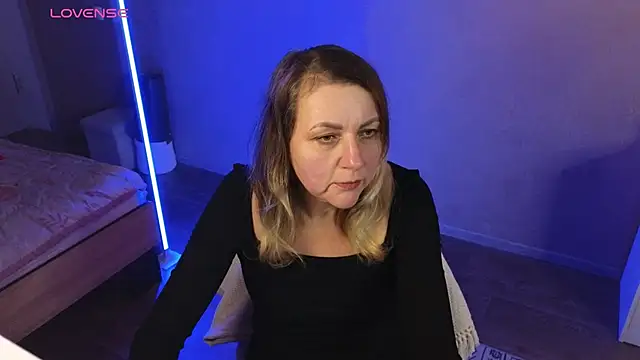 Snapshot of silvaraNoir chatting on 10/19/25, 05:02 silvaraNoir online show from 10/19/25, 05:02