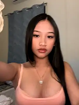 Snapshot of Bunny72772 chatting on 12/18/25, 04:46 Bunny72772 online show from 12/18/25, 04:46