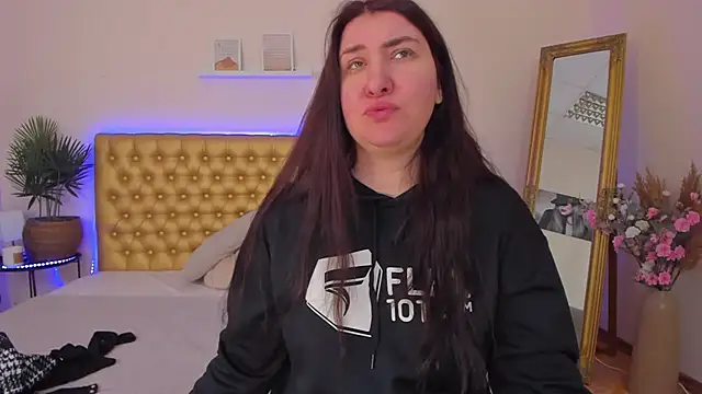 TrishaDarks online show from 03/07/26, 06:21