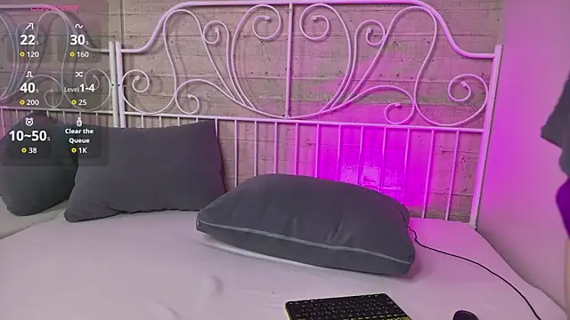 Snapshot of RobertDevine chatting on 09/26/25, 10:52 RobertDevine online show from 09/26/25, 10:52