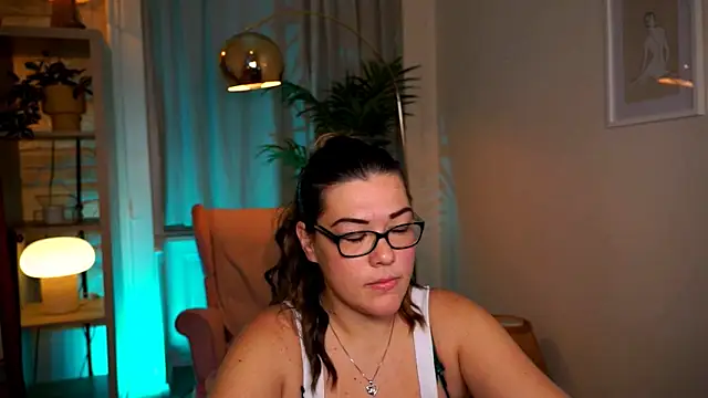 Snapshot of mrs_fllowerr chatting on 12/17/25, 05:41 mrs fllowerr online show from 12/17/25, 05:41