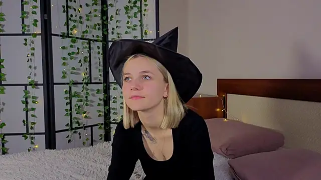 KelleDomin online show from 10/19/25, 08:53