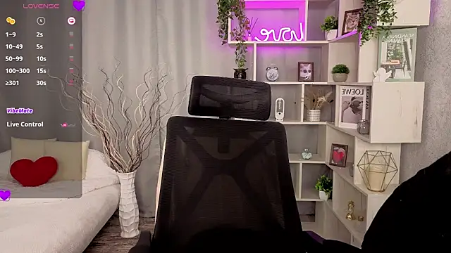 DreamVelour online show from 11/18/25, 08:24