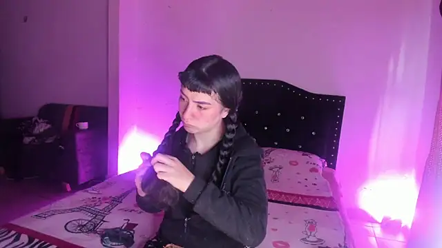 kitty  chs online show from 11/29/25, 11:13