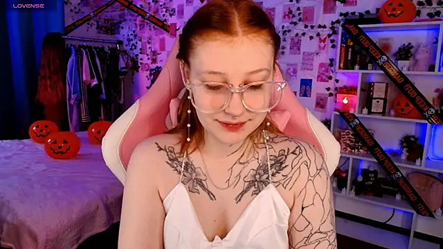 Ayla Hicks online show from 10/23/25, 04:34