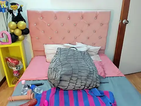 Snapshot of tinalorenz_ chatting on 10/30/25, 02:18 tinalorenz  online show from 10/30/25, 02:18