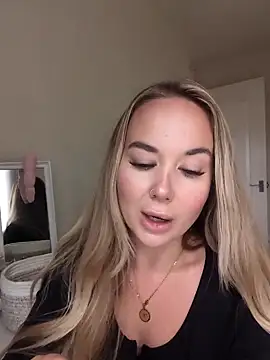 Snapshot of BarbieDolly_x chatting on 09/24/25, 10:40 BarbieDolly x online show from 09/24/25, 10:40