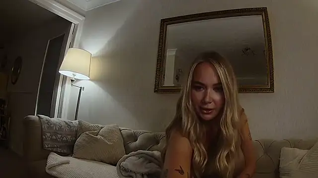 Snapshot of BarbieDolly_x chatting on 09/28/25, 12:38 BarbieDolly x online show from 09/28/25, 12:38