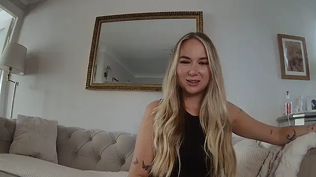 Snapshot of BarbieDolly_x chatting on 09/30/25, 01:27 BarbieDolly x online show from 09/30/25, 01:27