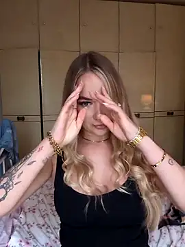 Snapshot of BarbieDolly_x chatting on 10/03/25, 02:03 BarbieDolly x online show from 10/03/25, 02:03