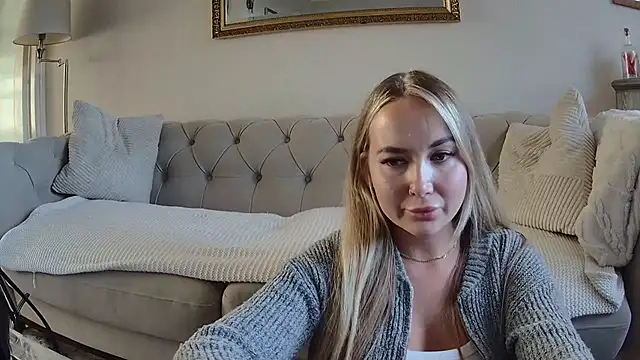 Snapshot of BarbieDolly_x chatting on 10/06/25, 04:37 BarbieDolly x online show from 10/06/25, 04:37