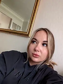 Snapshot of BarbieDolly_x chatting on 10/13/25, 03:12 BarbieDolly x online show from 10/13/25, 03:12