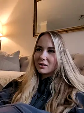 Snapshot of BarbieDolly_x chatting on 10/15/25, 03:56 BarbieDolly x online show from 10/15/25, 03:56