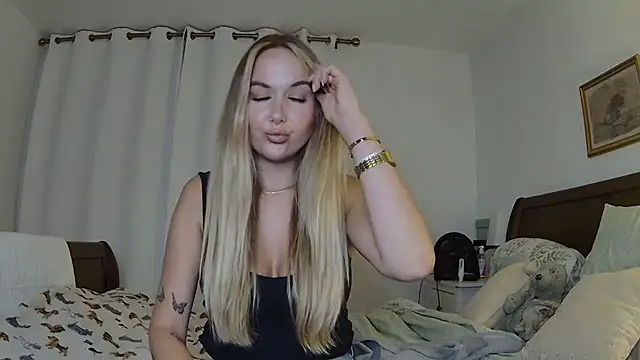 Snapshot of BarbieDolly_x chatting on 10/18/25, 07:14 BarbieDolly x online show from 10/18/25, 07:14