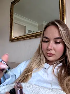 Snapshot of BarbieDolly_x chatting on 10/23/25, 01:43 BarbieDolly x online show from 10/23/25, 01:43