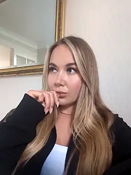 Snapshot of BarbieDolly_x chatting on 10/24/25, 02:13 BarbieDolly x online show from 10/24/25, 02:13