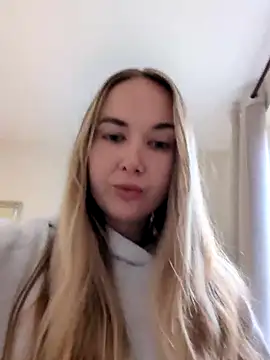 Snapshot of BarbieDolly_x chatting on 10/30/25, 02:07 BarbieDolly x online show from 10/30/25, 02:07