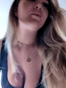 Snapshot of BarbieDolly_x chatting on 11/03/25, 01:01 BarbieDolly x online show from 11/03/25, 01:01