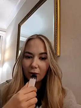 Snapshot of BarbieDolly_x chatting on 11/06/25, 05:03 BarbieDolly x online show from 11/06/25, 05:03