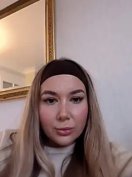 Snapshot of BarbieDolly_x chatting on 11/07/25, 03:23 BarbieDolly x online show from 11/07/25, 03:23