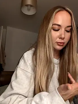 Snapshot of BarbieDolly_x chatting on 11/09/25, 07:45 BarbieDolly x online show from 11/09/25, 07:45