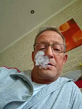 Snapshot of TommyTom76 chatting on 10/05/25, 02:04 TommyTom76 online show from 10/05/25, 02:04