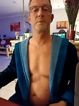 Snapshot of TommyTom76 chatting on 10/07/25, 09:23 TommyTom76 online show from 10/07/25, 09:23