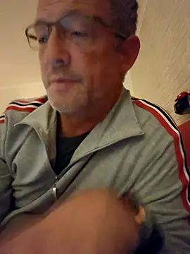 Snapshot of TommyTom76 chatting on 10/20/25, 08:20 TommyTom76 online show from 10/20/25, 08:20