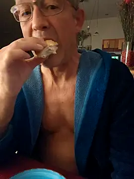 Snapshot of TommyTom76 chatting on 10/22/25, 05:41 TommyTom76 online show from 10/22/25, 05:41