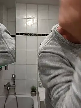 Snapshot of TommyTom76 chatting on 10/24/25, 08:33 TommyTom76 online show from 10/24/25, 08:33