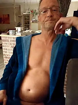 Snapshot of TommyTom76 chatting on 10/28/25, 06:32 TommyTom76 online show from 10/28/25, 06:32