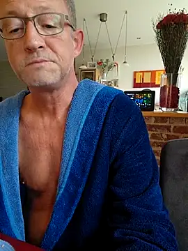 Snapshot of TommyTom76 chatting on 11/01/25, 07:43 TommyTom76 online show from 11/01/25, 07:43