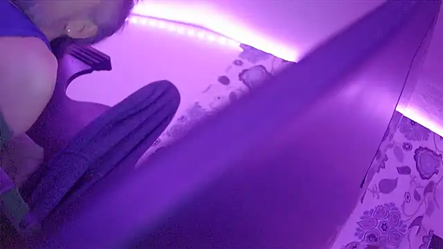 Snapshot of HippieDad333 chatting on 12/16/25, 11:54 HippieDad333 online show from 12/16/25, 11:54