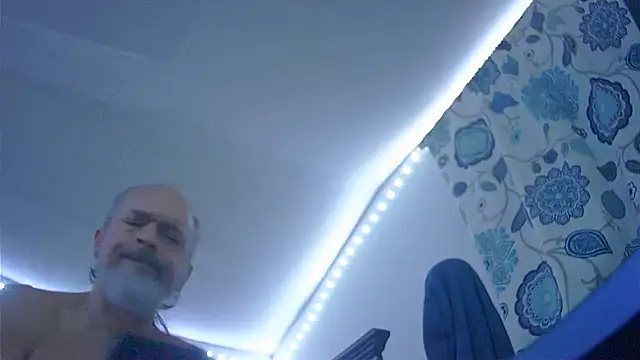 Snapshot of HippieDad333 chatting on 12/19/25, 11:12 HippieDad333 online show from 12/19/25, 11:12