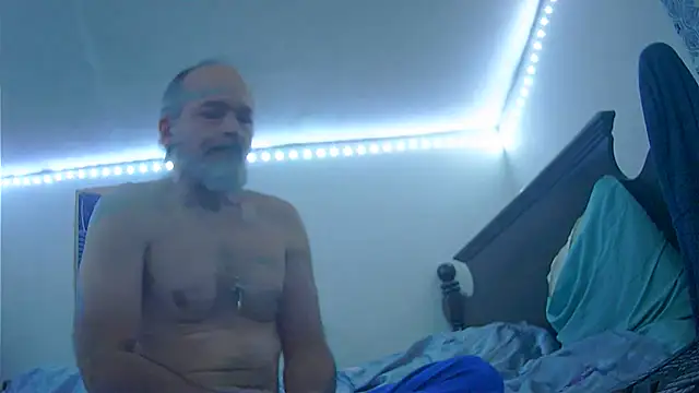 Snapshot of HippieDad333 chatting on 12/21/25, 10:28 HippieDad333 online show from 12/21/25, 10:28