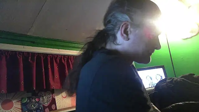 Snapshot of HippieDad333 chatting on 02/02/26, 12:09 HippieDad333 online show from 02/02/26, 12:09