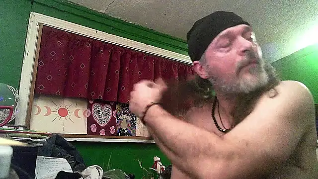 Snapshot of HippieDad333 chatting on 03/23/26, 03:43 HippieDad333 online show from 03/23/26, 03:43