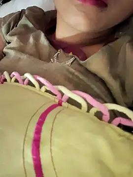 Snapshot of Queen-Bee143 chatting on 02/14/26, 05:04 Queen-Bee143 online show from 02/14/26, 05:04