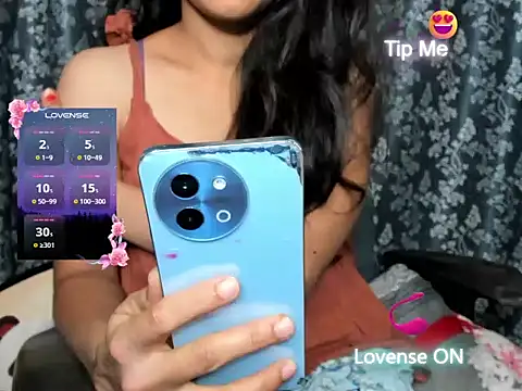 Snapshot of Queen-Bee143 chatting on 02/27/26, 06:41 Queen-Bee143 online show from 02/27/26, 06:41