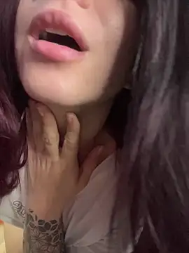 Snapshot of came_lia1 chatting on 11/25/25, 02:44 came lia1 online show from 11/25/25, 02:44