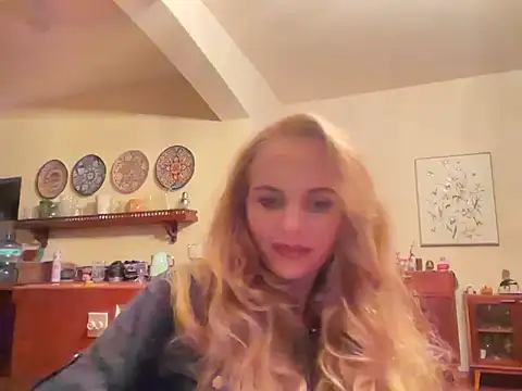 Snapshot of Tovireya chatting on 10/25/25, 03:58 Tovireya online show from 10/25/25, 03:58