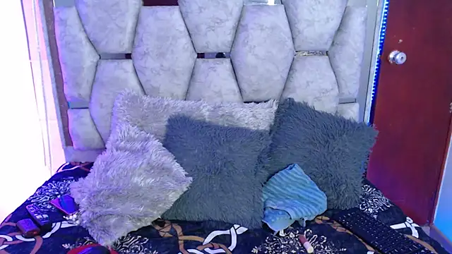 AnalyMilles online show from 12/04/25, 12:20