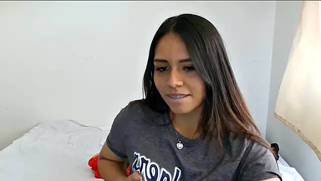 Snapshot of BellaBliss123 chatting on 10/19/25, 06:52 BellaBliss123 online show from 10/19/25, 06:52