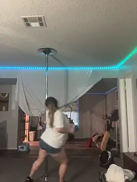 Snapshot of BuzzBunni69 chatting on 10/11/25, 11:47 BuzzBunni69 online show from 10/11/25, 11:47