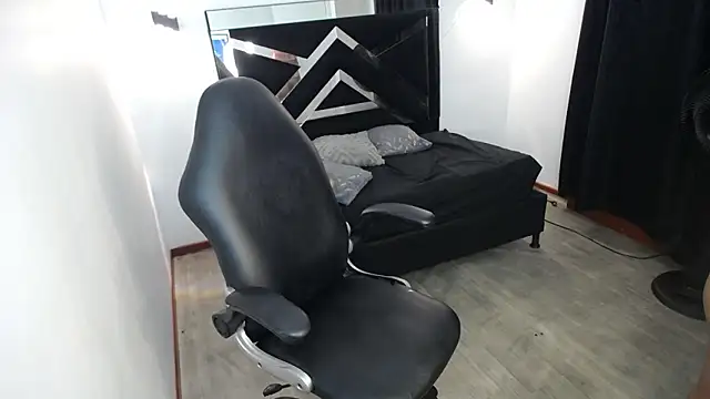 MarianaRojas  online show from 04/11/26, 03:55