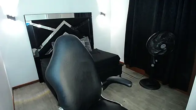 Snapshot of MarianaRojas_ chatting on 06/15/26, 02:14 MarianaRojas online show from 06/15/26, 02:14