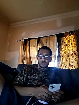 Snapshot of ThrowedWorldWide chatting on 11/17/25, 01:50 ThrowedWorldWide online show from 11/17/25, 01:50