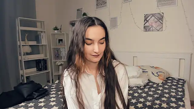 Snapshot of EmmaBuffley chatting on 10/31/25, 08:15 EmmaBuffley online show from 10/31/25, 08:15