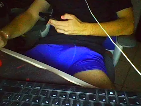 Snapshot of AlbertoRuiz086 chatting on 10/13/25, 06:57 AlbertoRuiz086 online show from 10/13/25, 06:57